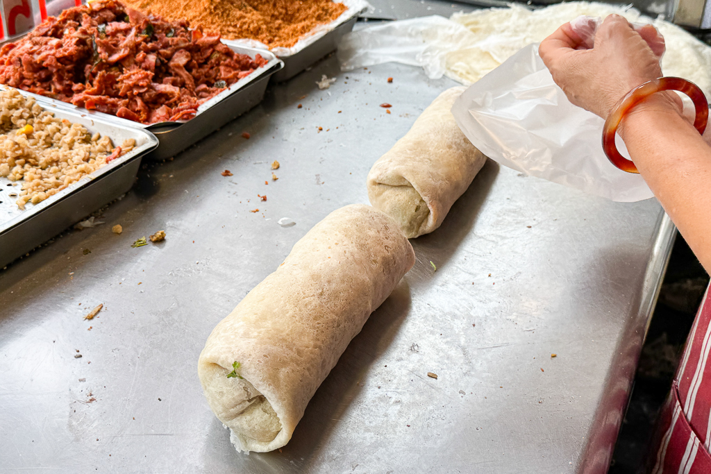 台中北屯｜正宗手工現作潤餅．台中巨無霸潤餅，Threads上暴紅銅板美食 @飛天璇的口袋