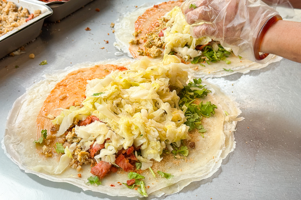 台中北屯｜正宗手工現作潤餅．台中巨無霸潤餅，Threads上暴紅銅板美食 @飛天璇的口袋