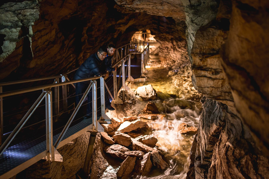 紐西蘭南島｜蒂阿瑙螢火蟲洞．南島超美奇幻探險，洞穴裡的藍色銀河 @飛天璇的口袋