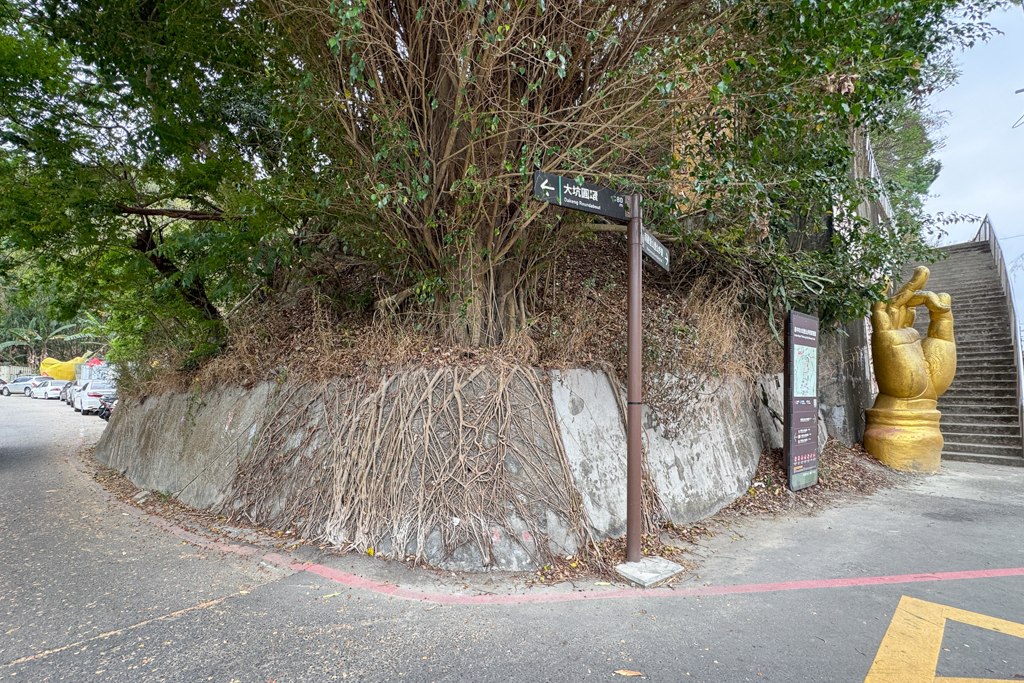 台中北屯｜南觀音山登山步道．編號42小百岳就在台中市區，必拍打卡點黃金佛手 @飛天璇的口袋
