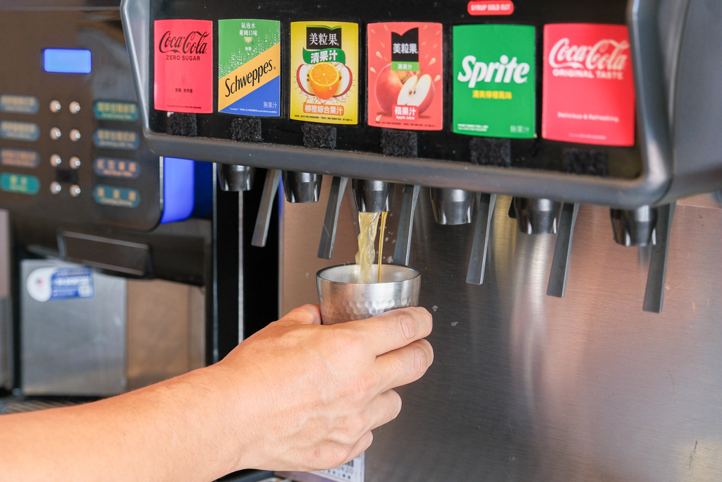 台中西區｜月團圓雞湯火鍋．個人鍋388元以上，50種自助百匯食材，一個人就可以吃鴛鴦鍋 @飛天璇的口袋