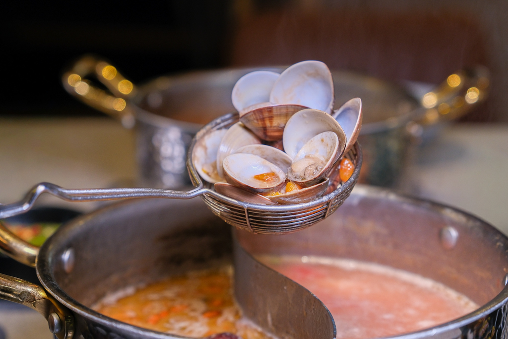 台中西區｜月團圓雞湯火鍋．個人鍋388元以上，50種自助百匯食材，一個人就可以吃鴛鴦鍋 @飛天璇的口袋