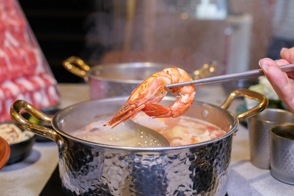 台中西區｜月團圓雞湯火鍋．個人鍋388元以上，50種自助百匯食材，一個人就可以吃鴛鴦鍋 @飛天璇的口袋