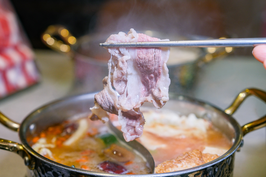 台中西區｜月團圓雞湯火鍋．個人鍋388元以上，50種自助百匯食材，一個人就可以吃鴛鴦鍋 @飛天璇的口袋