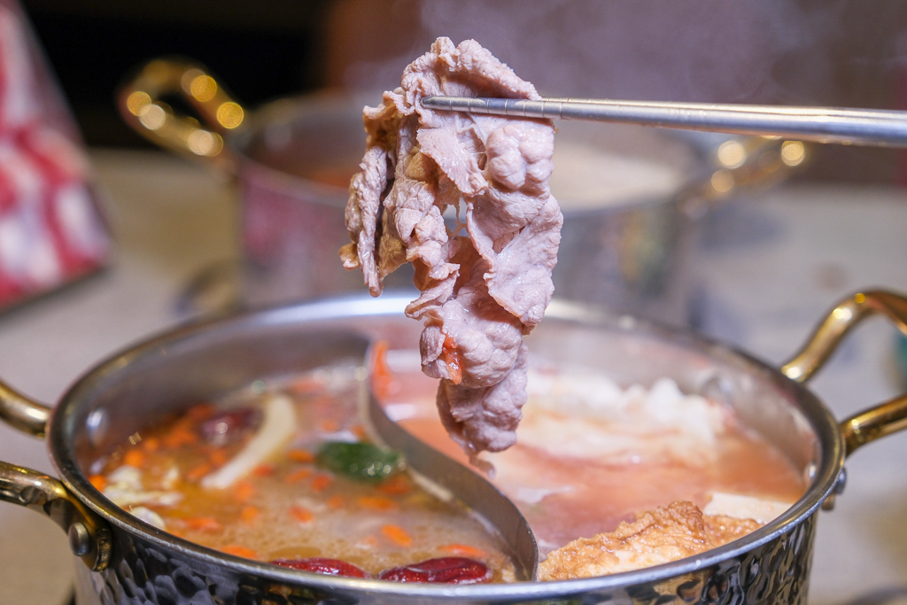 台中西區｜月團圓雞湯火鍋．個人鍋388元以上，50種自助百匯食材，一個人就可以吃鴛鴦鍋 @飛天璇的口袋