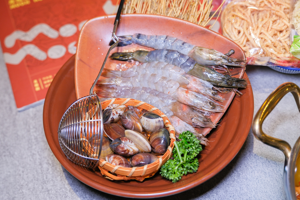 台中西區｜月團圓雞湯火鍋．個人鍋388元以上，50種自助百匯食材，一個人就可以吃鴛鴦鍋 @飛天璇的口袋