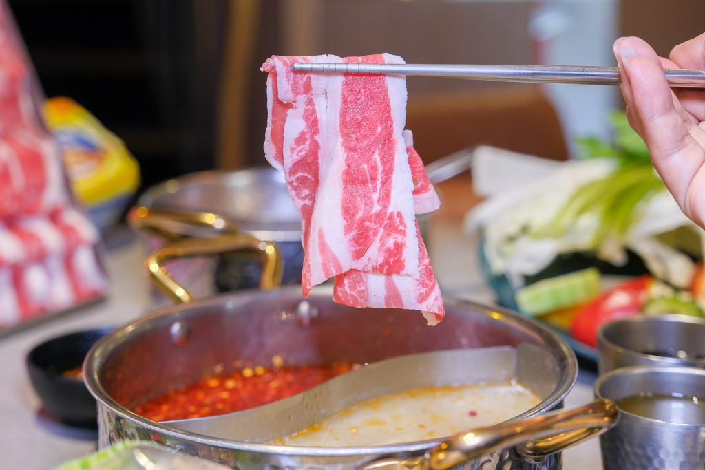 台中西區｜月團圓雞湯火鍋．個人鍋388元以上，50種自助百匯食材，一個人就可以吃鴛鴦鍋 @飛天璇的口袋