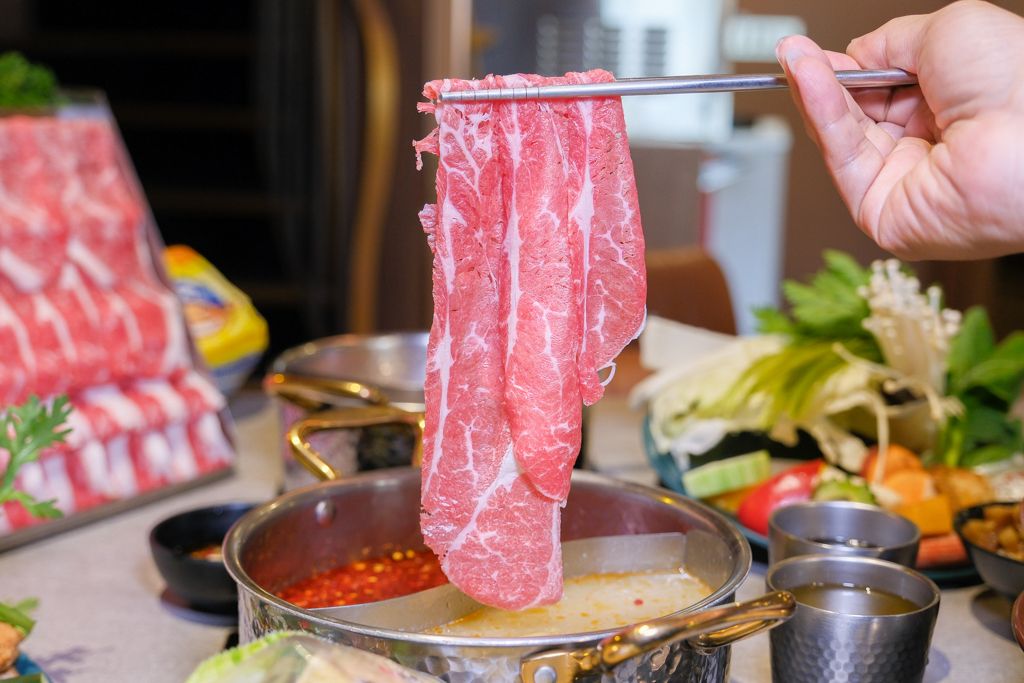 台中西區｜月團圓雞湯火鍋．個人鍋388元以上，50種自助百匯食材，一個人就可以吃鴛鴦鍋 @飛天璇的口袋