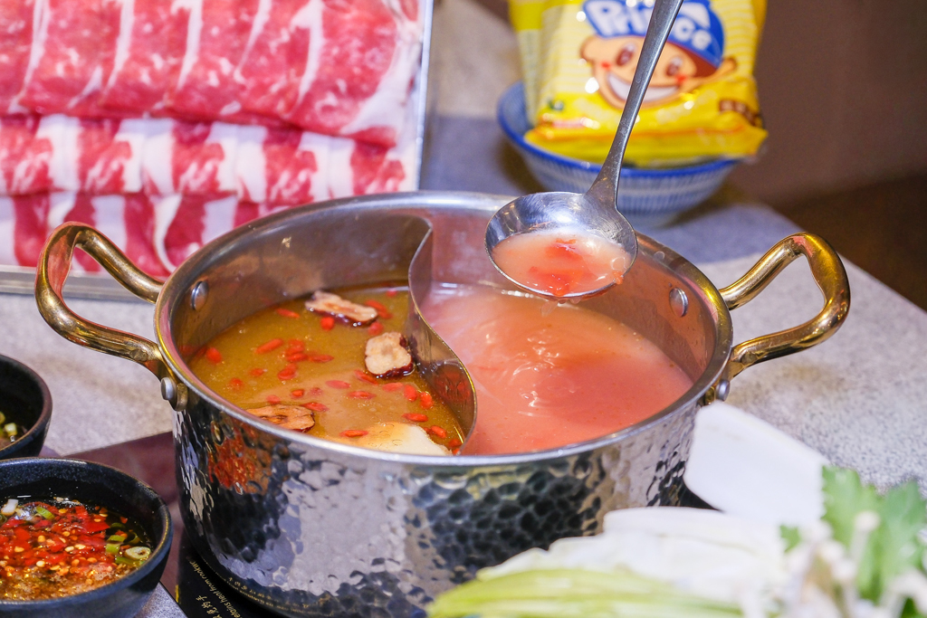 台中西區｜月團圓雞湯火鍋．個人鍋388元以上，50種自助百匯食材，一個人就可以吃鴛鴦鍋 @飛天璇的口袋