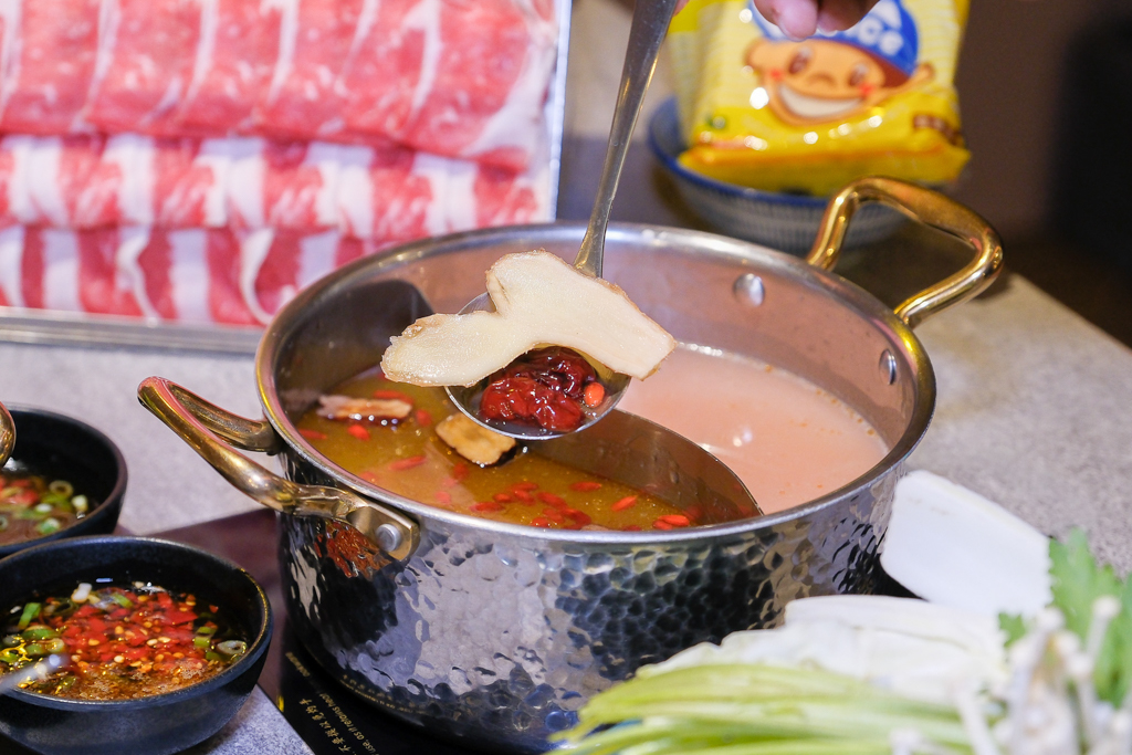 台中西區｜月團圓雞湯火鍋．個人鍋388元以上，50種自助百匯食材，一個人就可以吃鴛鴦鍋 @飛天璇的口袋