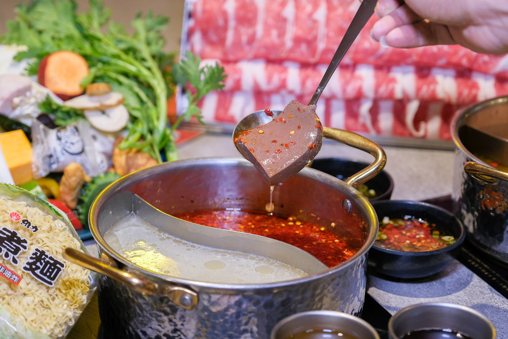 台中西區｜月團圓雞湯火鍋．個人鍋388元以上，50種自助百匯食材，一個人就可以吃鴛鴦鍋 @飛天璇的口袋