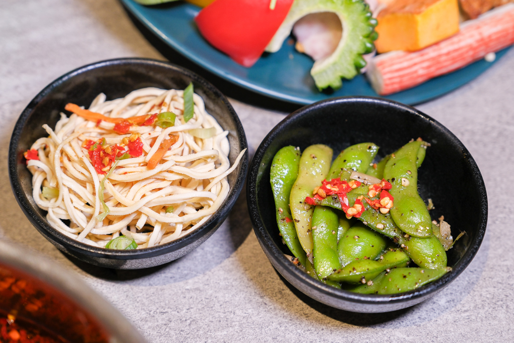 台中西區｜月團圓雞湯火鍋．個人鍋388元以上，50種自助百匯食材，一個人就可以吃鴛鴦鍋 @飛天璇的口袋