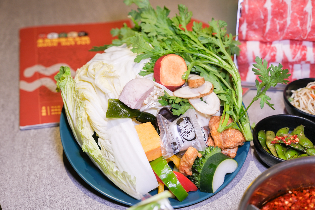 台中西區｜月團圓雞湯火鍋．個人鍋388元以上，50種自助百匯食材，一個人就可以吃鴛鴦鍋 @飛天璇的口袋