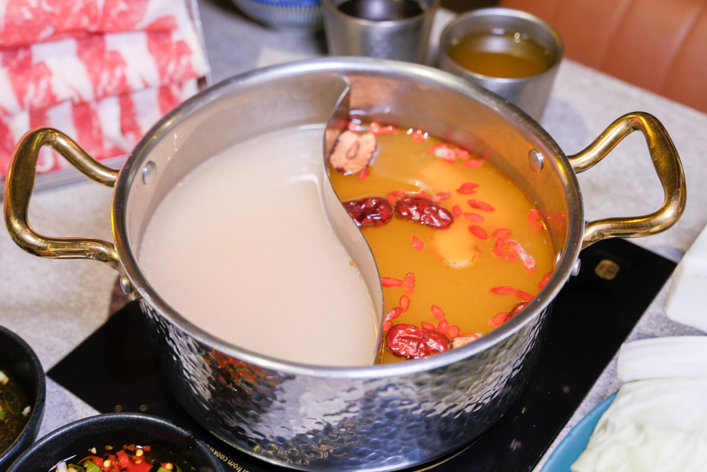 台中西區｜月團圓雞湯火鍋．個人鍋388元以上，50種自助百匯食材，一個人就可以吃鴛鴦鍋 @飛天璇的口袋