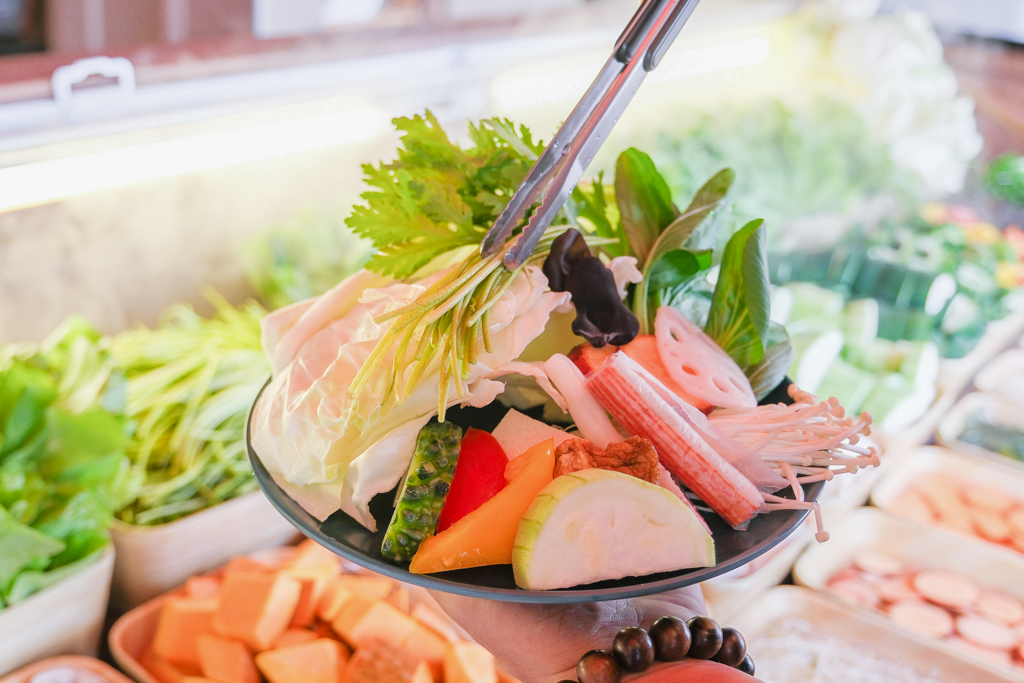 台中西區｜月團圓雞湯火鍋．個人鍋388元以上，50種自助百匯食材，一個人就可以吃鴛鴦鍋 @飛天璇的口袋