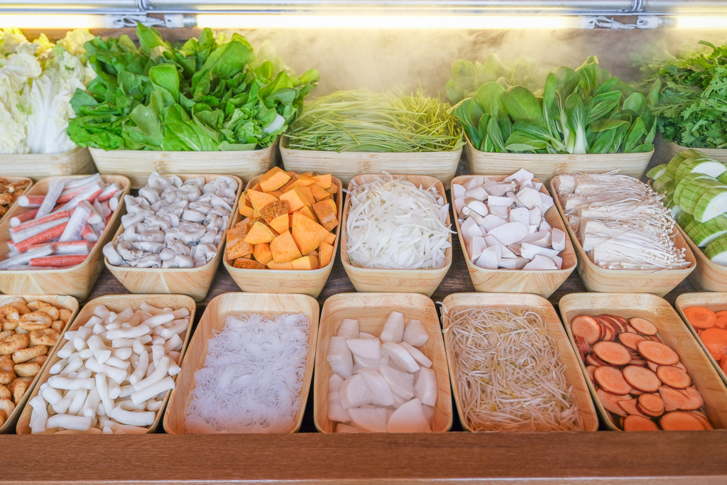 台中西區｜月團圓雞湯火鍋．個人鍋388元以上，50種自助百匯食材，一個人就可以吃鴛鴦鍋 @飛天璇的口袋