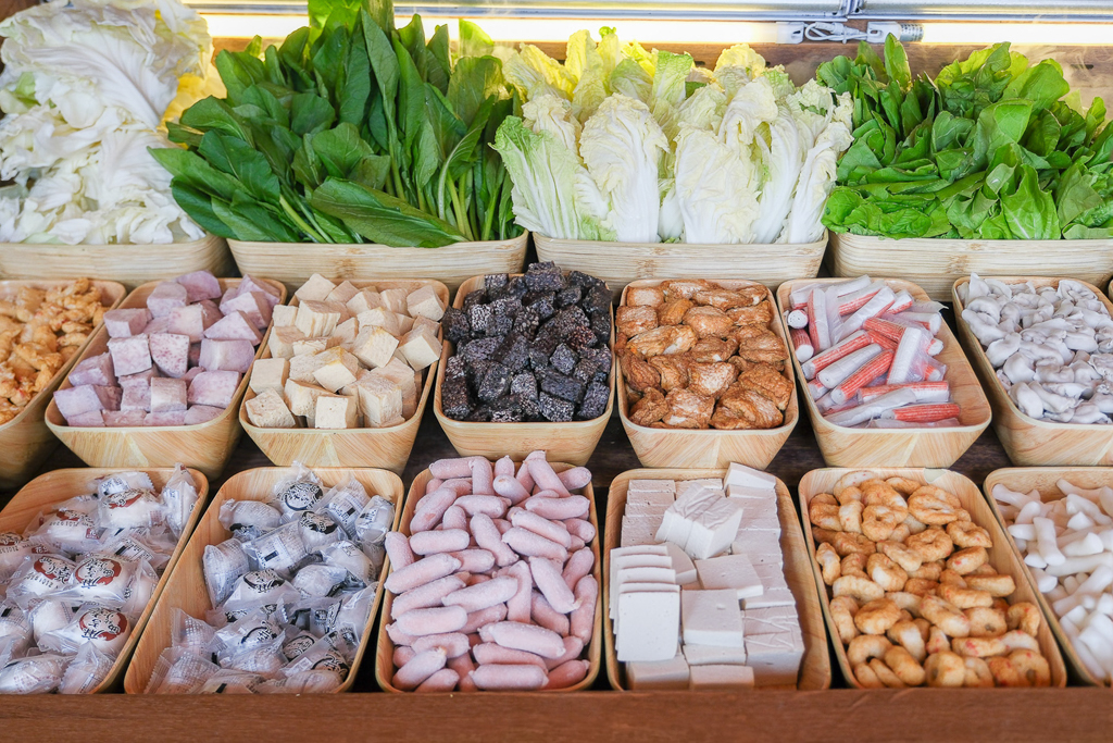 台中西區｜月團圓雞湯火鍋．個人鍋388元以上，50種自助百匯食材，一個人就可以吃鴛鴦鍋 @飛天璇的口袋