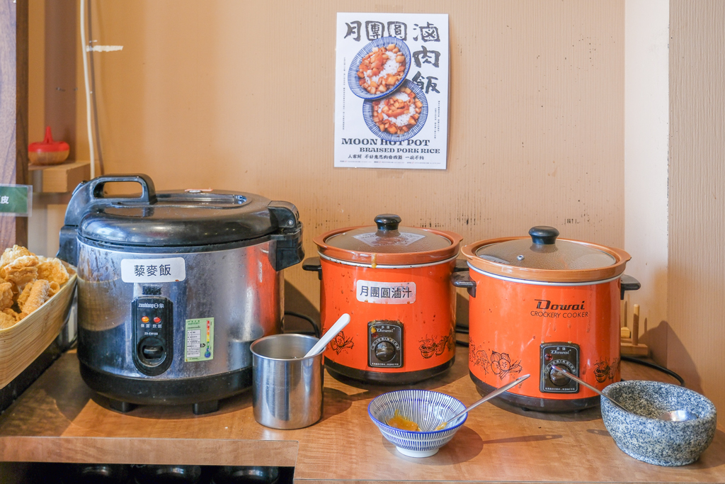 台中西區｜月團圓雞湯火鍋．個人鍋388元以上，50種自助百匯食材，一個人就可以吃鴛鴦鍋 @飛天璇的口袋