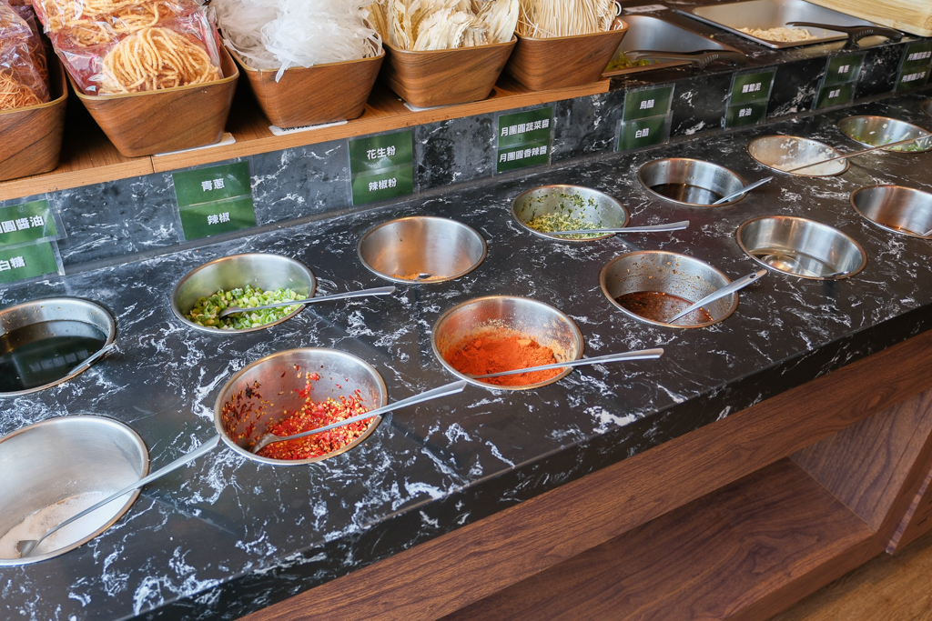 台中西區｜月團圓雞湯火鍋．個人鍋388元以上，50種自助百匯食材，一個人就可以吃鴛鴦鍋 @飛天璇的口袋