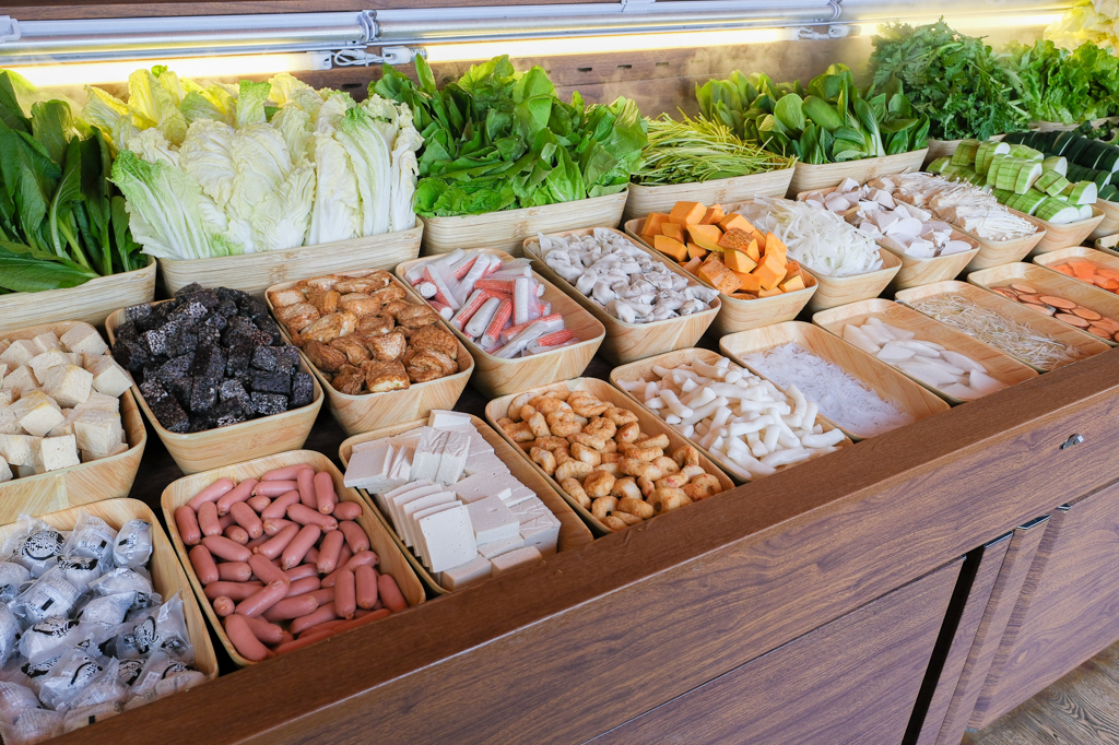 台中西區｜月團圓雞湯火鍋．個人鍋388元以上，50種自助百匯食材，一個人就可以吃鴛鴦鍋 @飛天璇的口袋