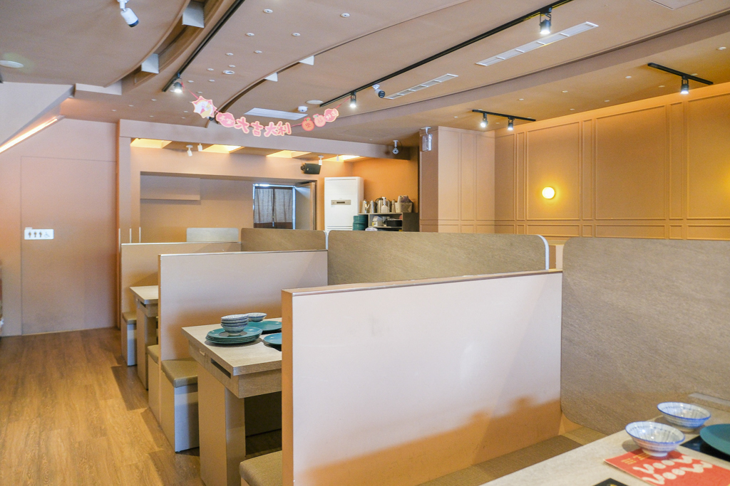 台中西區｜月團圓雞湯火鍋．個人鍋388元以上，50種自助百匯食材，一個人就可以吃鴛鴦鍋 @飛天璇的口袋