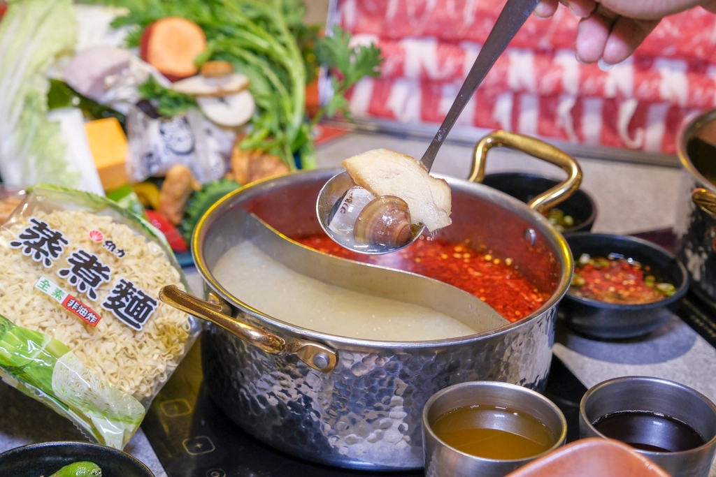 台中西區｜月團圓雞湯火鍋．個人鍋388元以上，50種自助百匯食材，一個人就可以吃鴛鴦鍋 @飛天璇的口袋