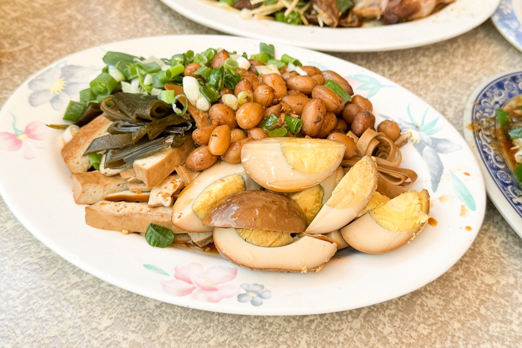 台中北區｜一心當歸鴨．一中商圈30年麵攤，滷味和鴨肉是人氣必點 @飛天璇的口袋