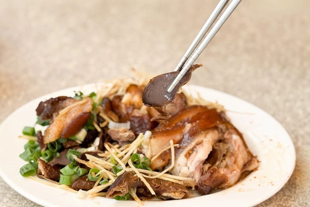 台中北區｜一心當歸鴨．一中商圈30年麵攤，滷味和鴨肉是人氣必點 @飛天璇的口袋