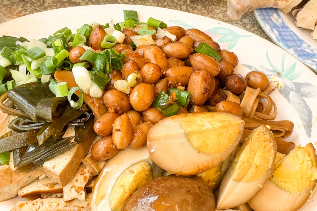 台中北區｜一心當歸鴨．一中商圈30年麵攤，滷味和鴨肉是人氣必點 @飛天璇的口袋