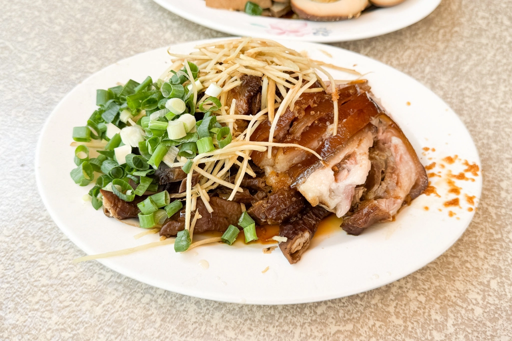 台中北區｜一心當歸鴨．一中商圈30年麵攤，滷味和鴨肉是人氣必點 @飛天璇的口袋