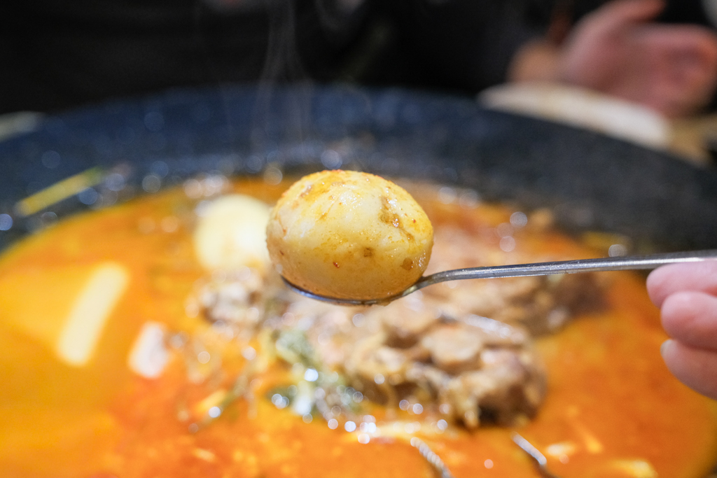 韓國釜山｜王土豆湯總店 정관왕감자탕．釜山超好吃馬鈴薯排鍋湯，機張超人氣排隊美食 @飛天璇的口袋