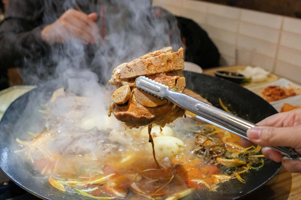 韓國釜山｜王土豆湯總店 정관왕감자탕．釜山超好吃馬鈴薯排鍋湯，機張超人氣排隊美食 @飛天璇的口袋
