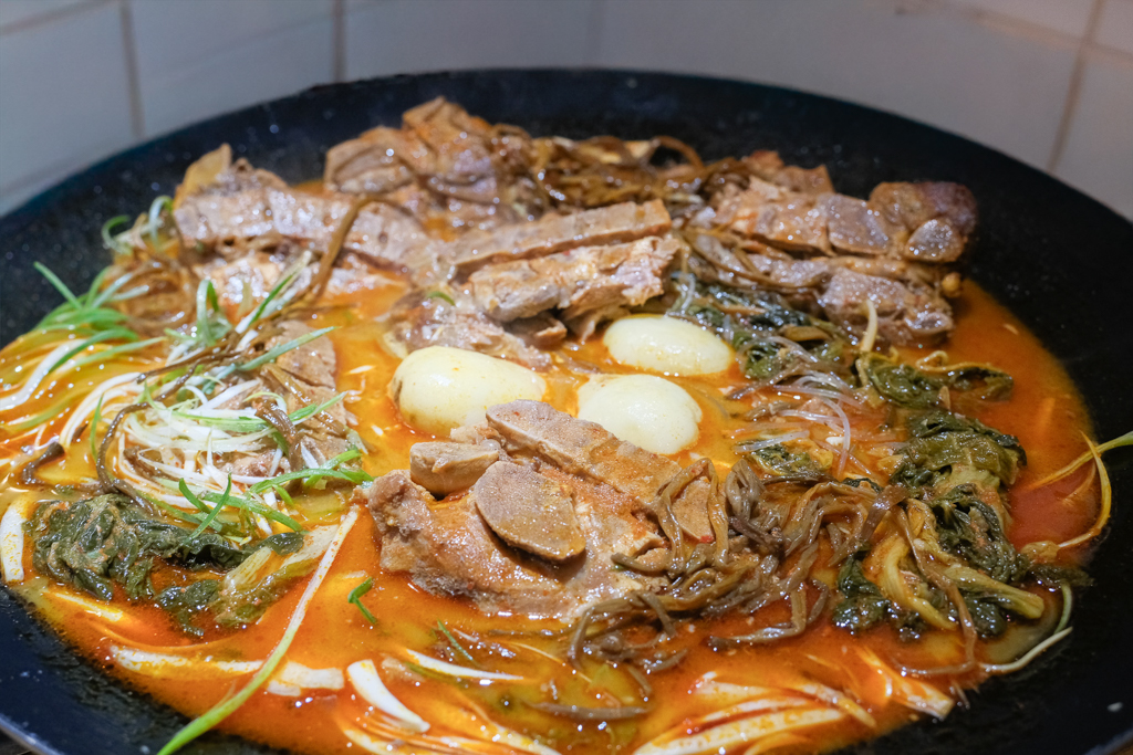 韓國釜山｜王土豆湯總店 정관왕감자탕．釜山超好吃馬鈴薯排鍋湯，機張超人氣排隊美食 @飛天璇的口袋