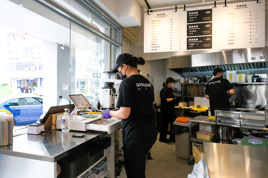 台中西區｜酥力蛋餅 三民店 SOORI EGGS Taichung．台中文青風早餐店，有大腸麵線和剁椒蛋餅 @飛天璇的口袋