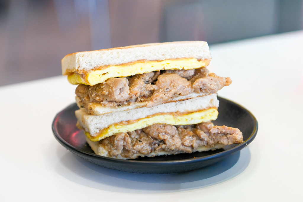 台中西區｜酥力蛋餅 三民店 SOORI EGGS Taichung．台中文青風早餐店，有大腸麵線和剁椒蛋餅 @飛天璇的口袋