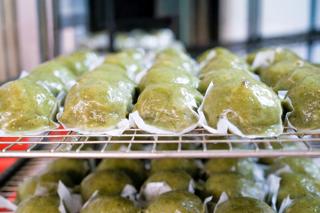 苗栗通霄｜陳媽媽艾草粿．連艾草都是自己種的，白沙屯人氣草仔粿 @飛天璇的口袋