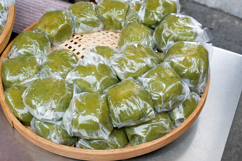 苗栗通霄｜陳媽媽艾草粿．連艾草都是自己種的，白沙屯人氣草仔粿 @飛天璇的口袋