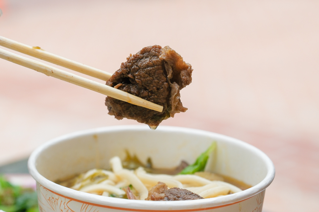 苗栗通霄｜老杜牛肉麵．白沙屯40年老店，就是每個人住家巷口麵攤的味道 @飛天璇的口袋