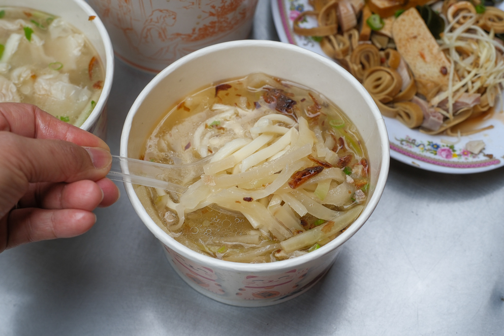 苗栗通霄｜老杜牛肉麵．白沙屯40年老店，就是每個人住家巷口麵攤的味道 @飛天璇的口袋