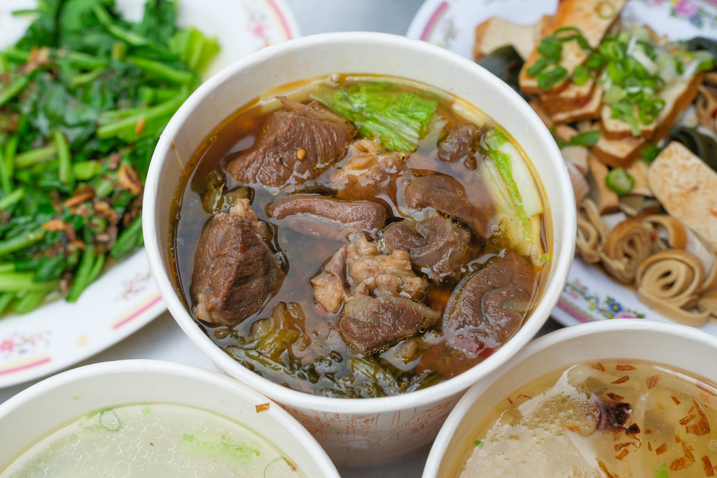 桃園美食｜小甜甜麵包蛋糕．中秋節限定的蛋黃酥，桃園在地30年的低調老店 @飛天璇的口袋