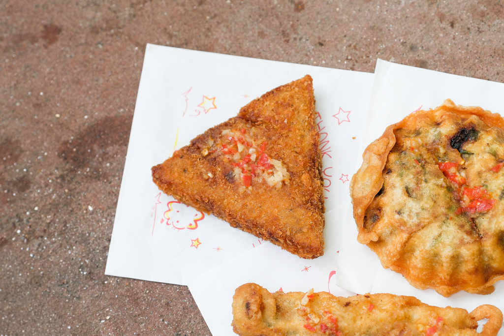 苗栗通霄｜東北香粑粑．白沙屯人氣排隊店，根本就是中國版的蚵嗲 @飛天璇的口袋