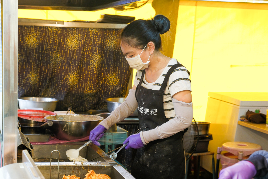 苗栗通霄|東北香粑粑.白沙屯人氣排隊店,根本就是中國版的蚵嗲 @飛天璇的口袋 苗栗通霄|東北香粑粑.白沙屯人氣排隊店,根本就是中國版的蚵嗲 @飛天璇的口袋