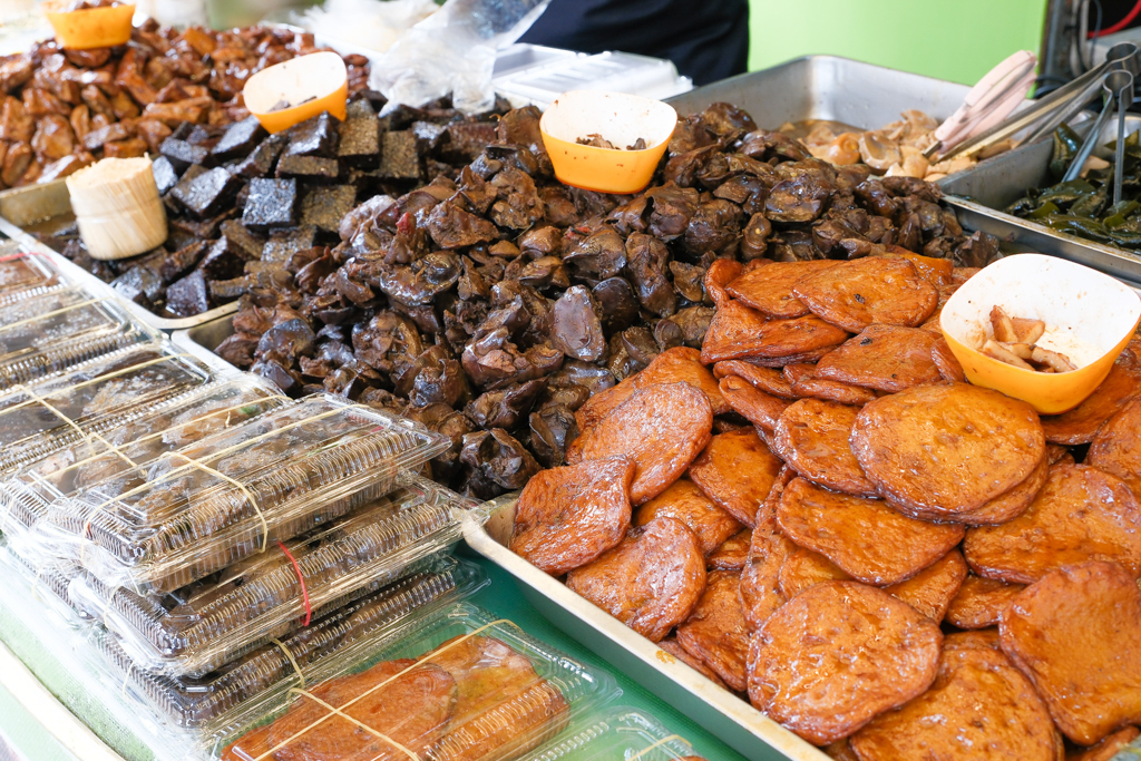 苗栗通霄｜阿然滷味．Google評論2顆星拱天宮美食，攤子前面卻是滿滿人潮 @飛天璇的口袋