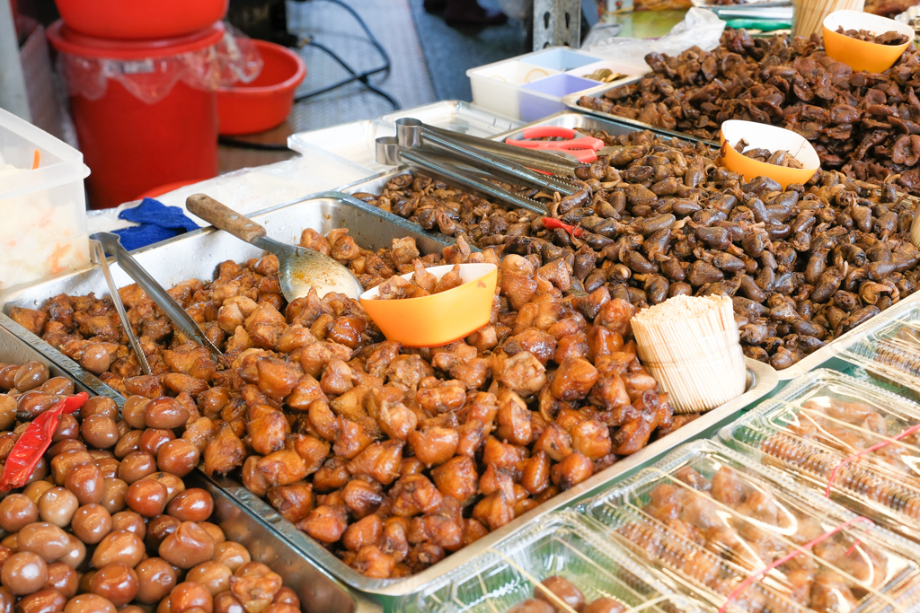 苗栗通霄｜阿然滷味．Google評論2顆星拱天宮美食，攤子前面卻是滿滿人潮 @飛天璇的口袋