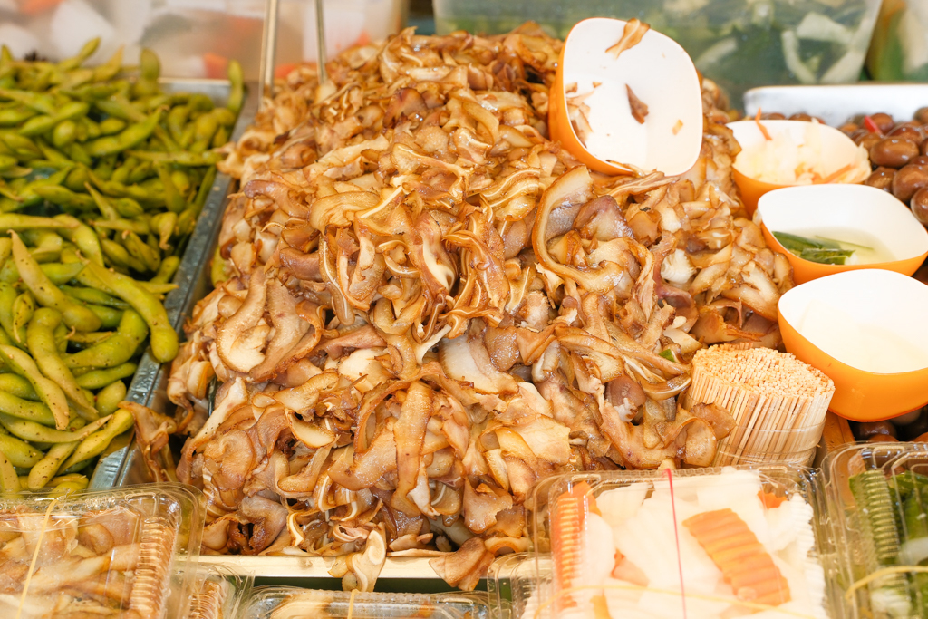 苗栗通霄｜阿然滷味．Google評論2顆星拱天宮美食，攤子前面卻是滿滿人潮 @飛天璇的口袋