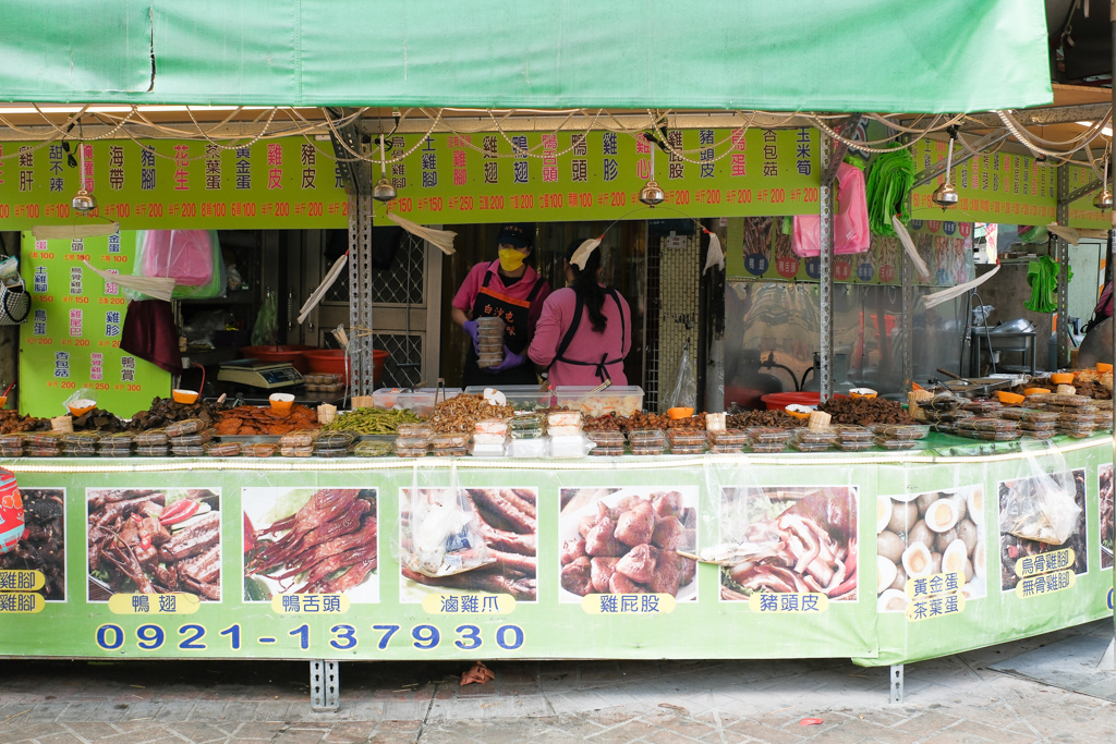 苗栗通霄｜阿然滷味．Google評論2顆星拱天宮美食，攤子前面卻是滿滿人潮 @飛天璇的口袋