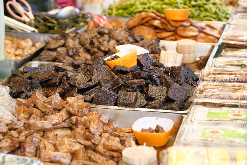 苗栗通霄｜阿然滷味．Google評論2顆星拱天宮美食，攤子前面卻是滿滿人潮 @飛天璇的口袋