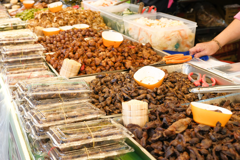 苗栗通霄｜阿然滷味．Google評論2顆星拱天宮美食，攤子前面卻是滿滿人潮 @飛天璇的口袋