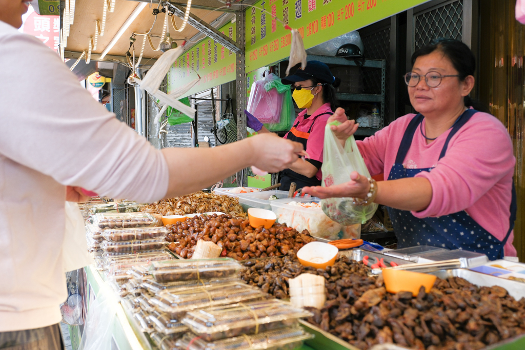 苗栗通霄｜阿然滷味．Google評論2顆星拱天宮美食，攤子前面卻是滿滿人潮 @飛天璇的口袋