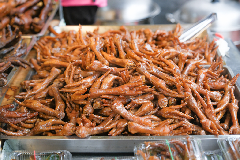 苗栗通霄｜阿然滷味．Google評論2顆星拱天宮美食，攤子前面卻是滿滿人潮 @飛天璇的口袋